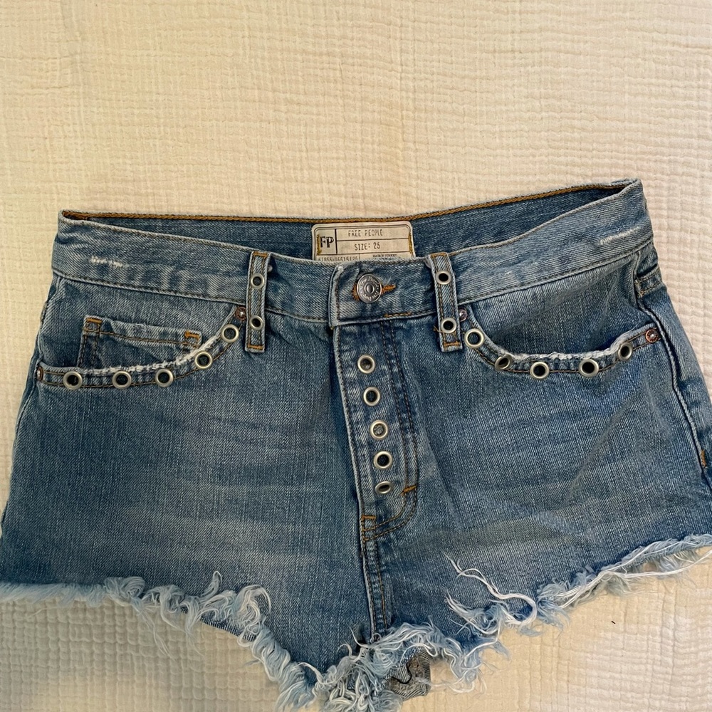 Classic denim cut off shorts with unique pocket
